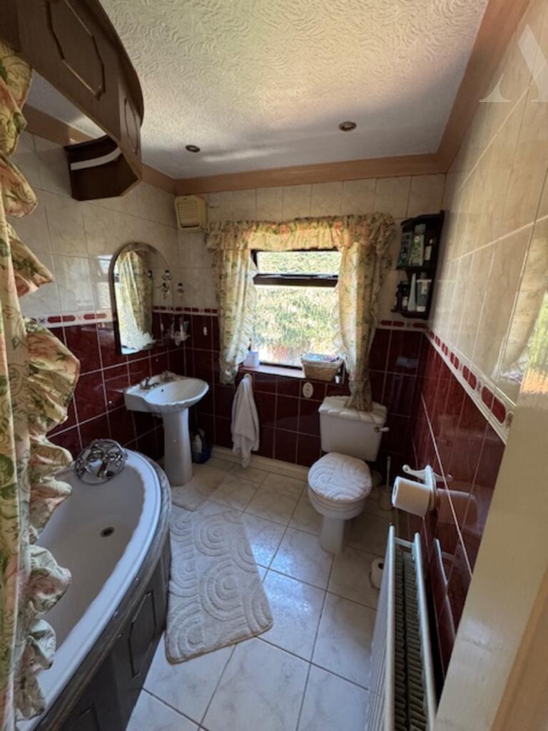 47 Foley Road bathroom