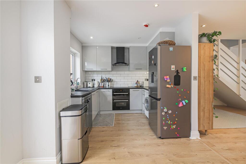 43 Penwith Rd Kit 2.jpg