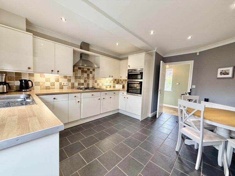 KITCHEN/DINING AREA
