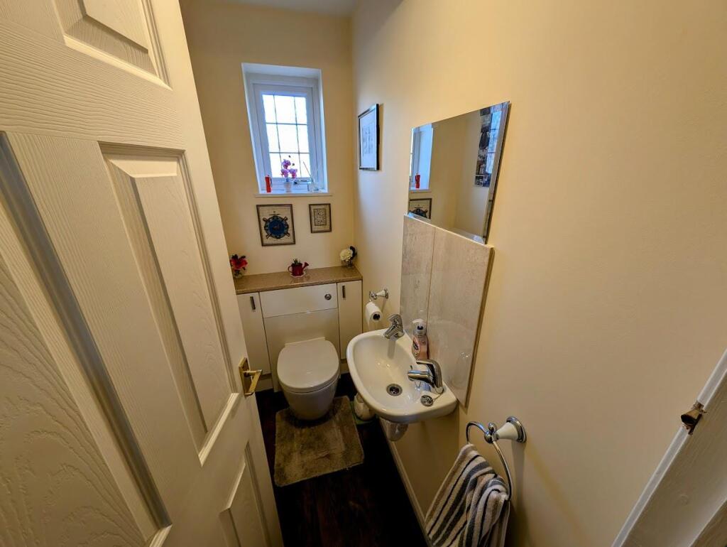 20 Hampden downstairs cloakroom.jpg