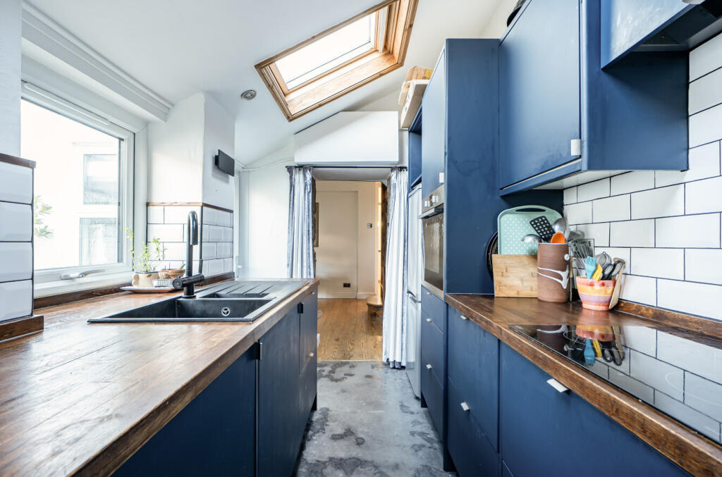 1370329-9-68f6281...