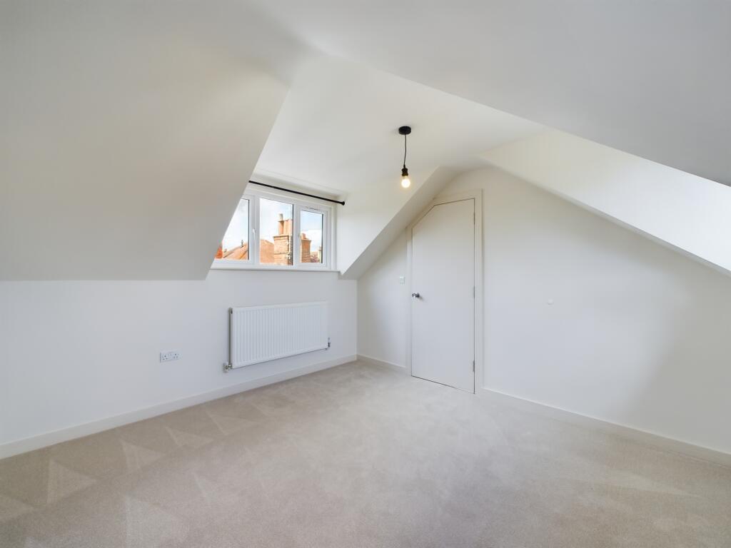 CAM02136G0-PR0070-STILL010