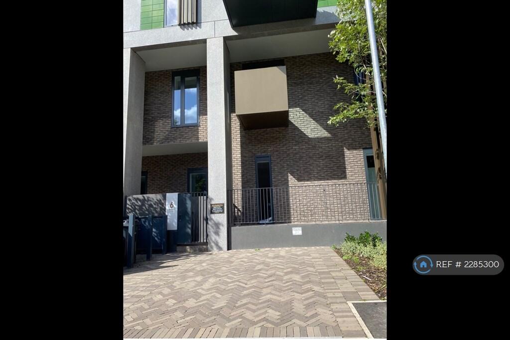 Townhouse With Allocated Parking In The Front