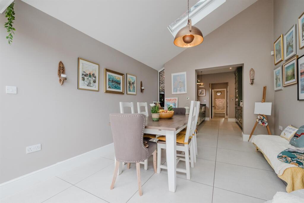 Dining Area (2).jpg