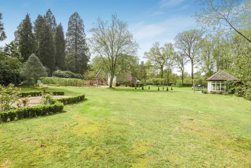 Garden and summer house.jpg