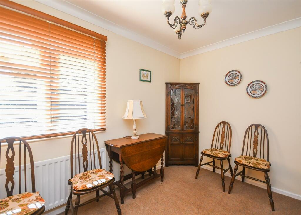 24 Manor Gardens - Bedroom 2.jpg