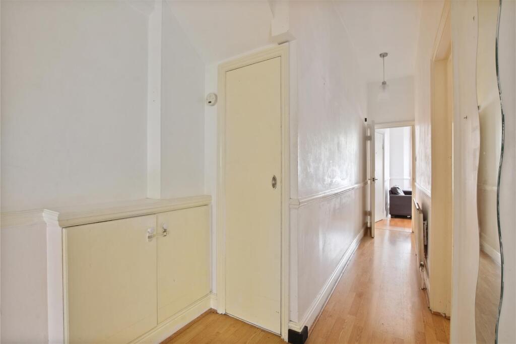 10-76caGCWT - GFF 121 Purves Road - Hall -Original