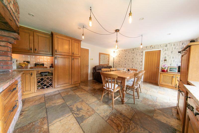 Kitchen &amp; dining room