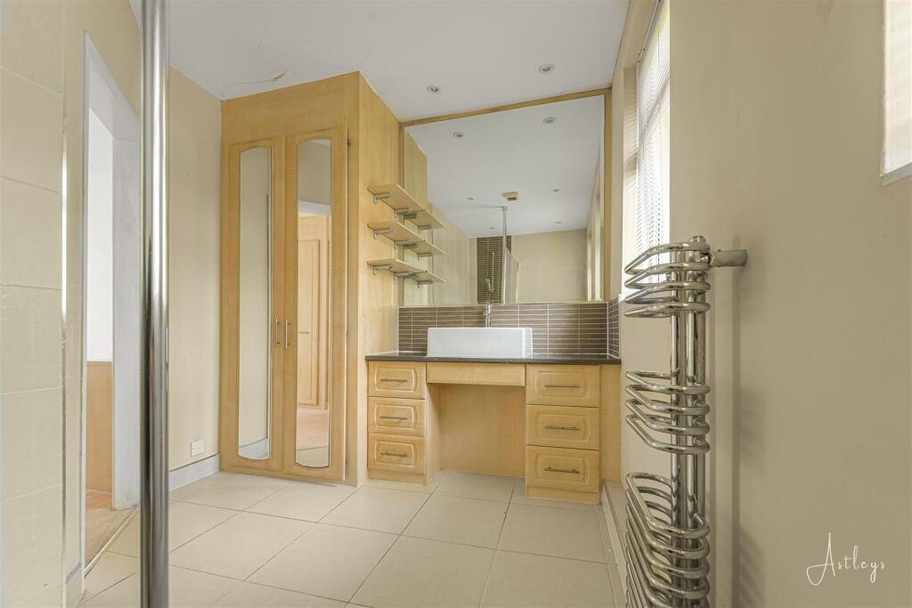 Ensuite/dressing room