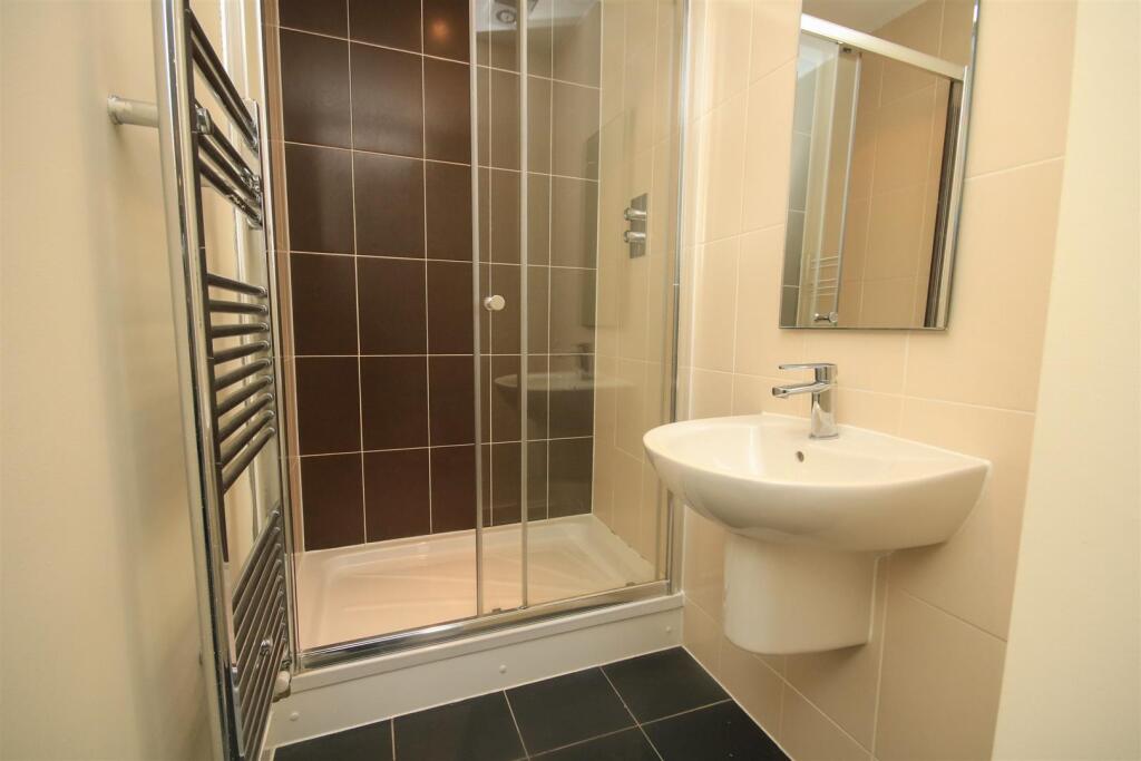 EN SUITE SHOWER ROOM