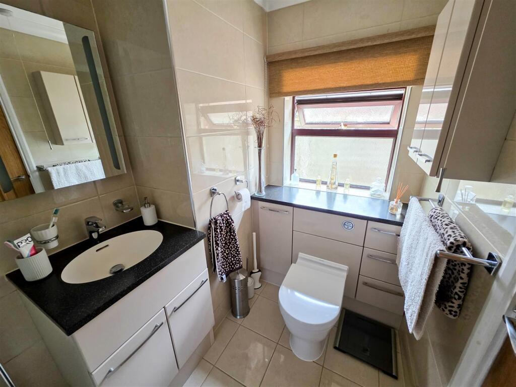 En suite Bathroom 1a.jpg