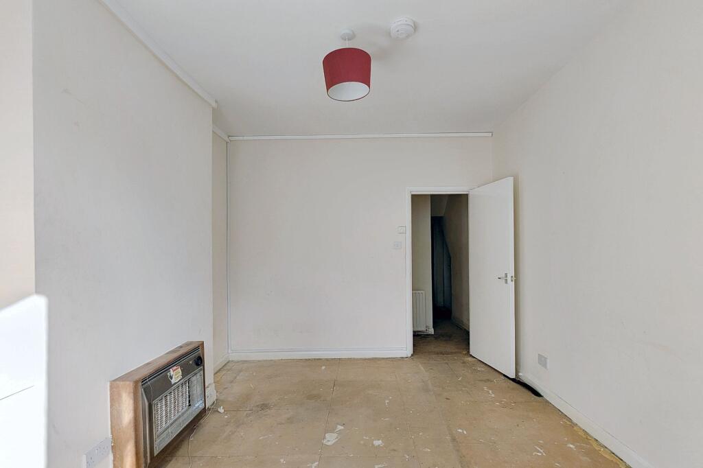 19B Tadmore Street, London W12 8AH