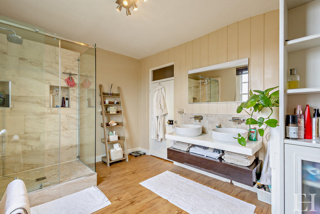 8643202-interiorW...