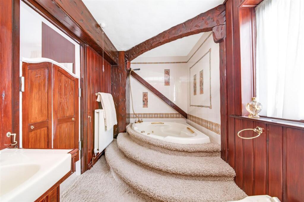 EN-SUITE BATHROOM TO BEDROOM ONE