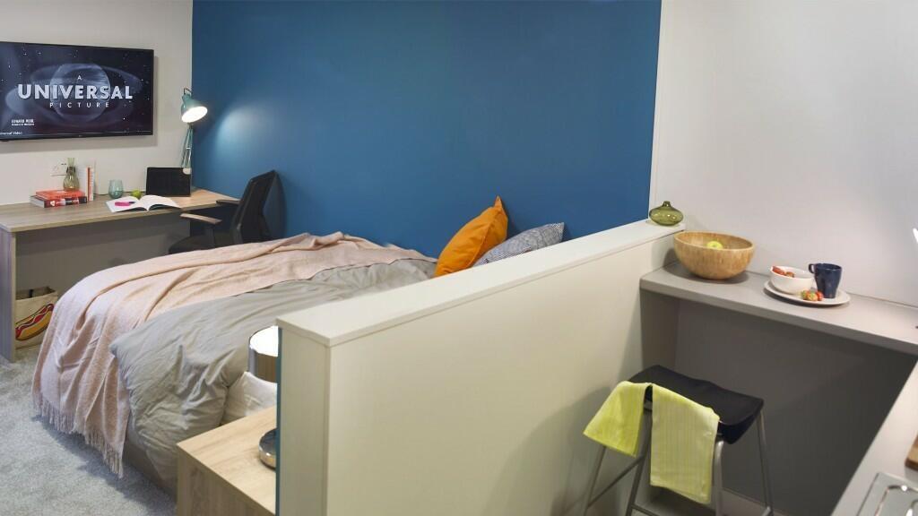 A cozy, well-kept single bedroom featuring a ti...