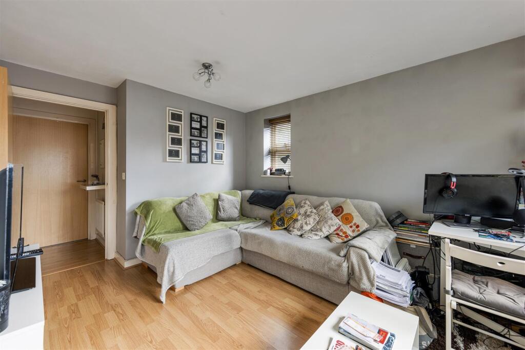 Riverhead Close, E17