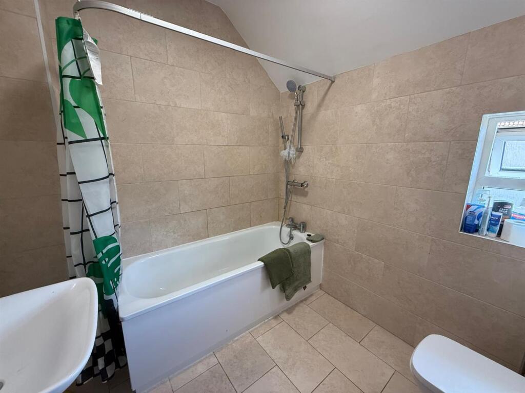 bathroom 4th.jpeg