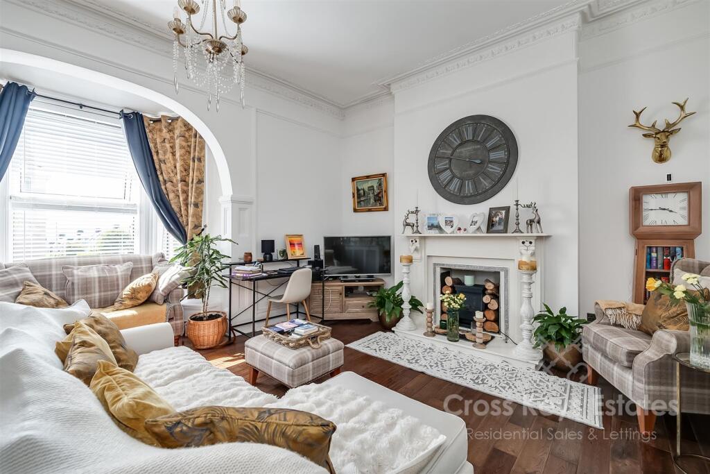 Sitting Room/ Dining Area