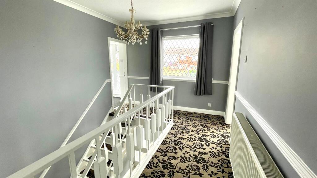 FIRST FLOOR LANDING