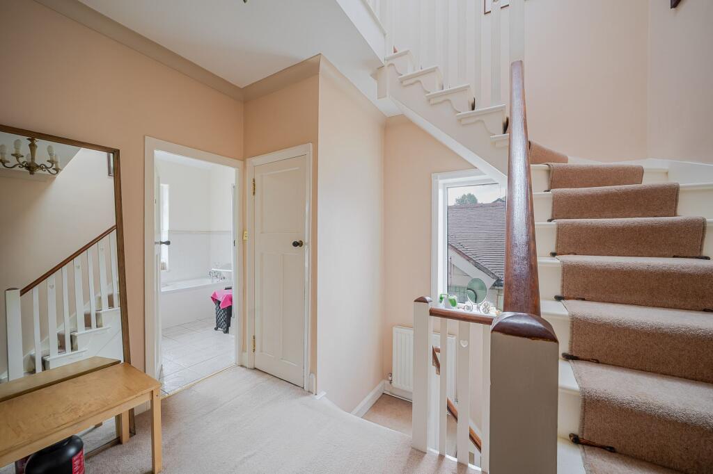 1ST FLOOR LANDING
