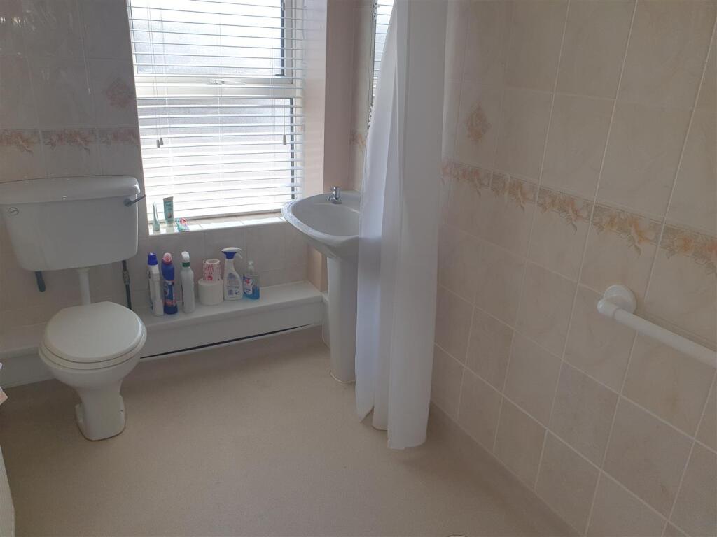 SHOWER ROOM/WC