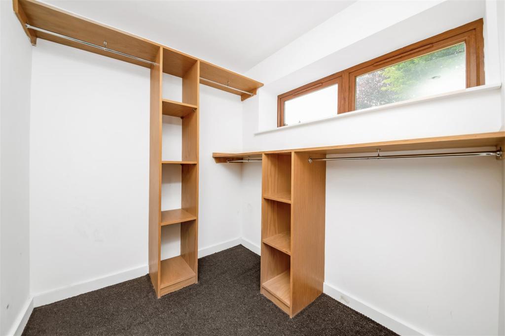 WALK-IN WARDROBE