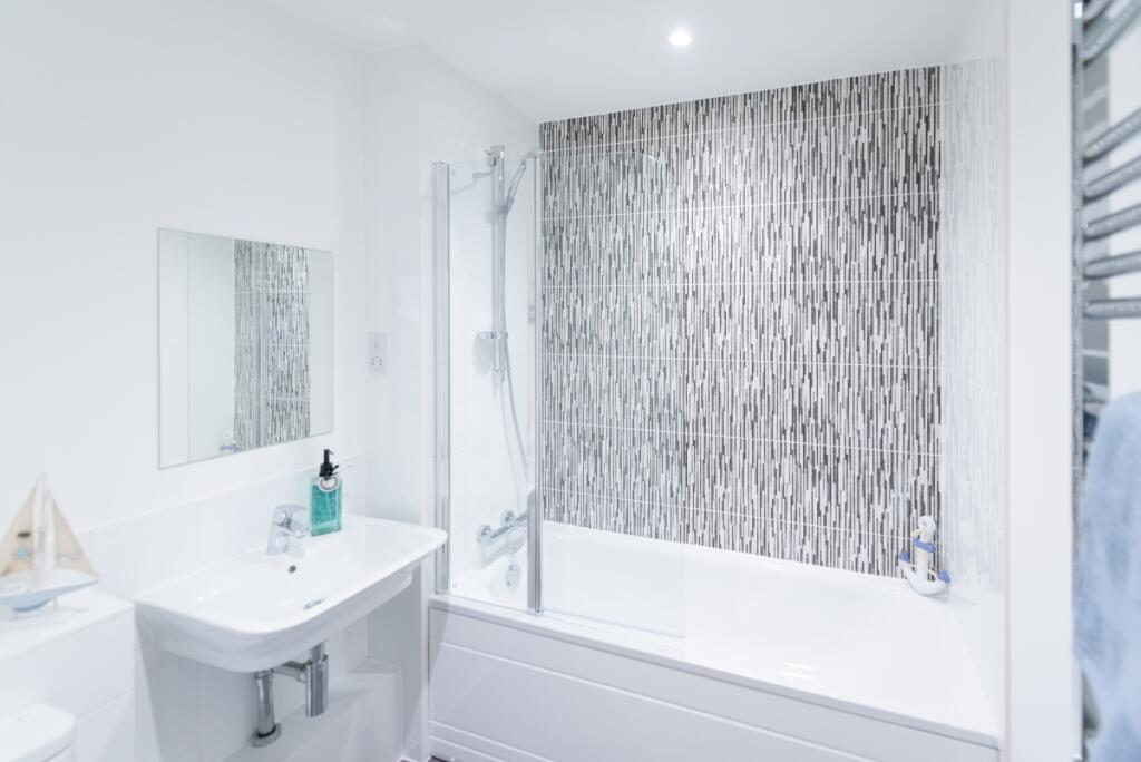 1 bed bathroom