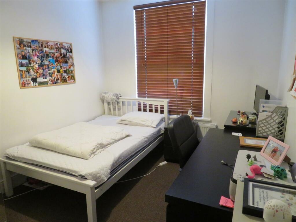 3 Haslemere Bed3.JPG