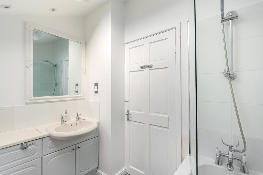 3L7CRSA - Bathroom B.jpg