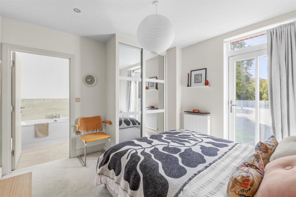 5 Trinity Place, Easton Street, HP11 1WN-4.jpg