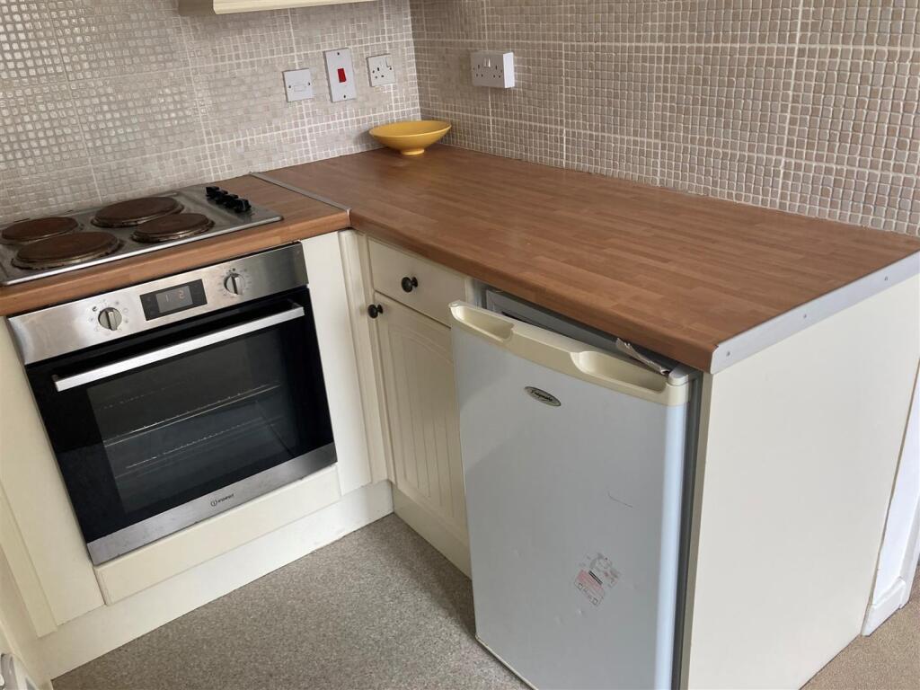 100 Connaught Road - kitchen 2.jpg