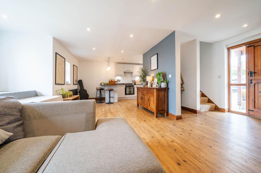 OPEN PLAN LIVING AREA