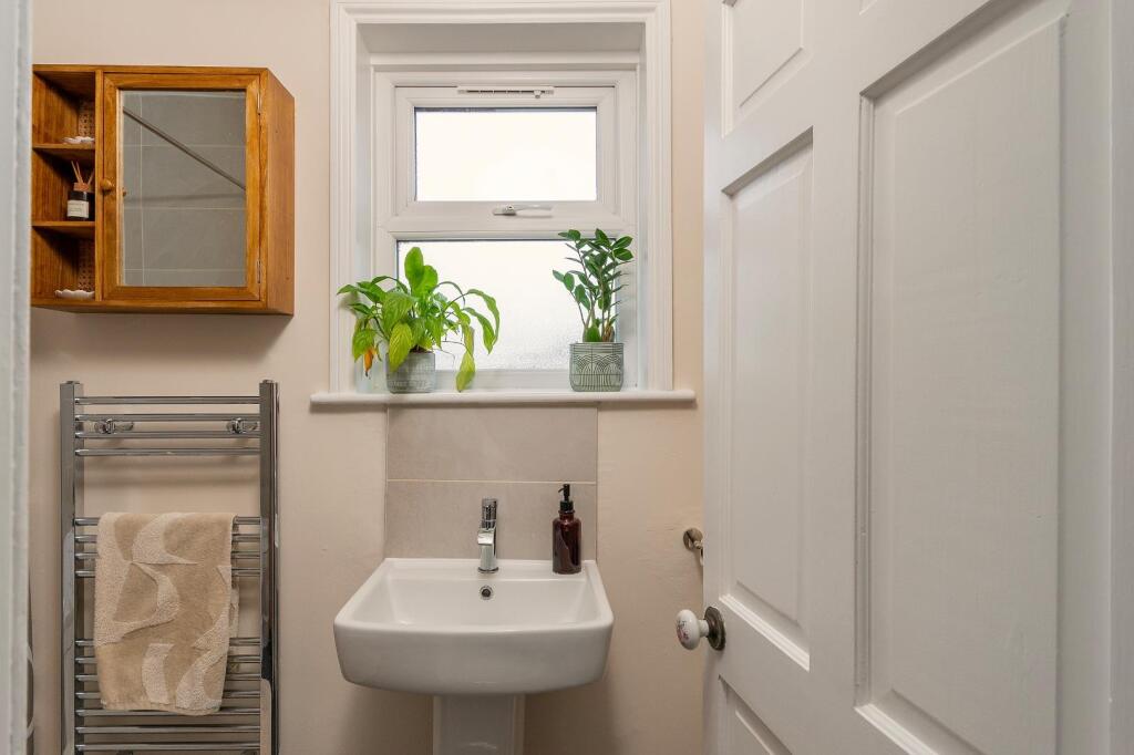 4M1RKE - Bathroom C.jpg