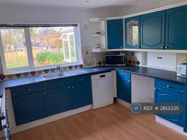Spacious Kitchen 