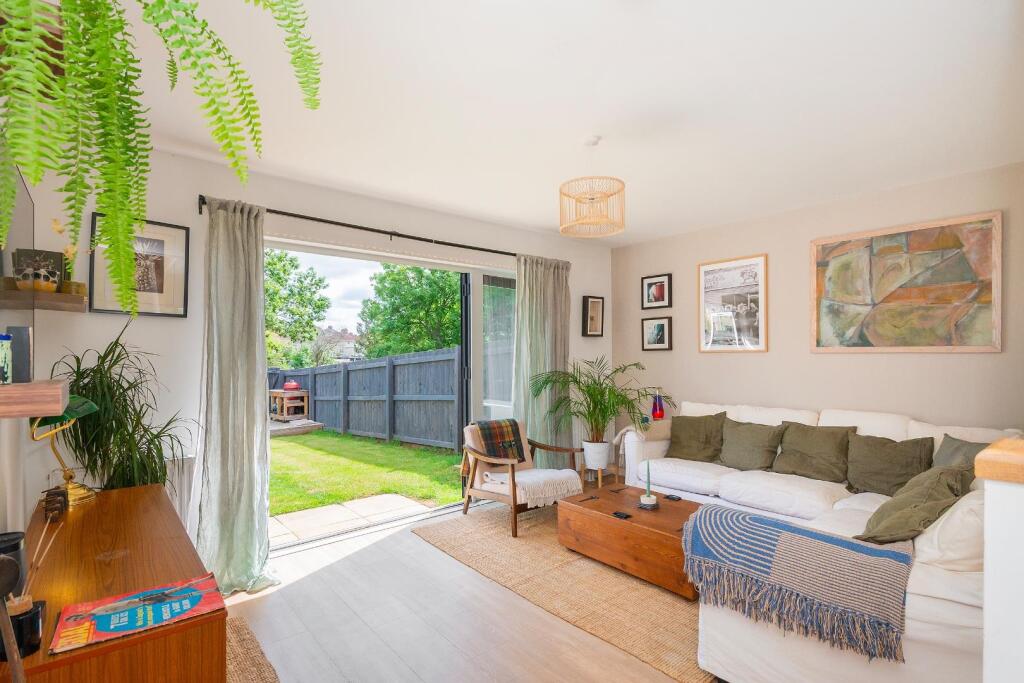 0L1WKE - Lounge B.jpg