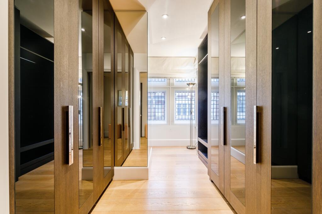 8320764-interior24