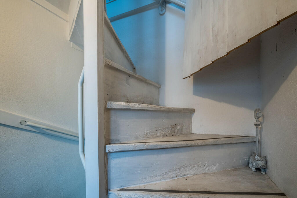 39 Lower North St...