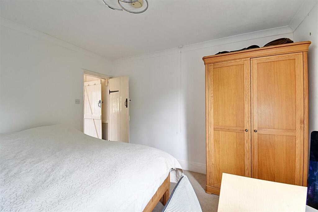 Bedroom 1_2.jpg