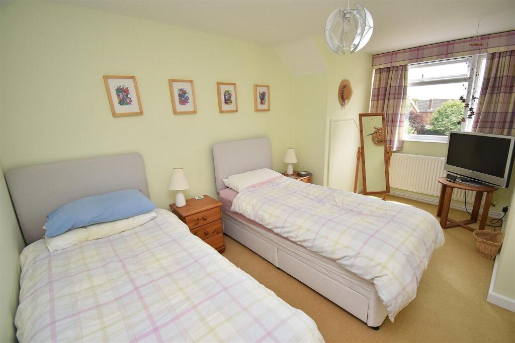 Bedroom-001.JPG