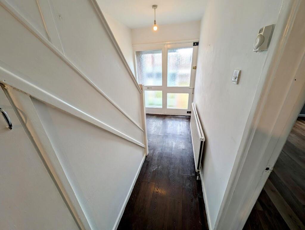 49 Brookthorpe entrance hall.jpg