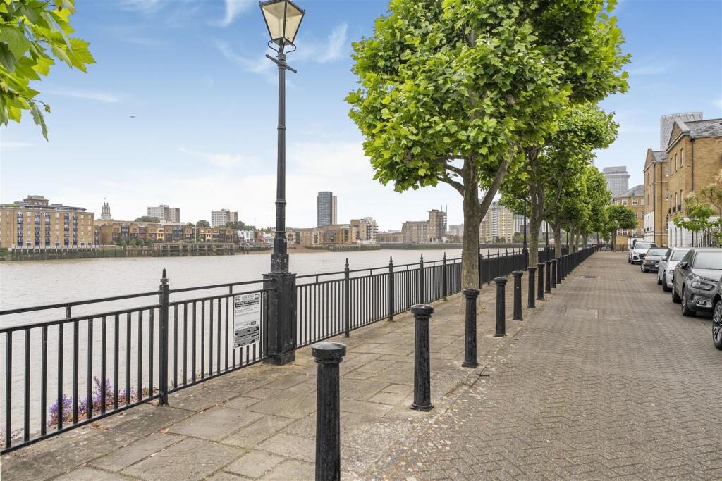 Thames Path - Moments Away