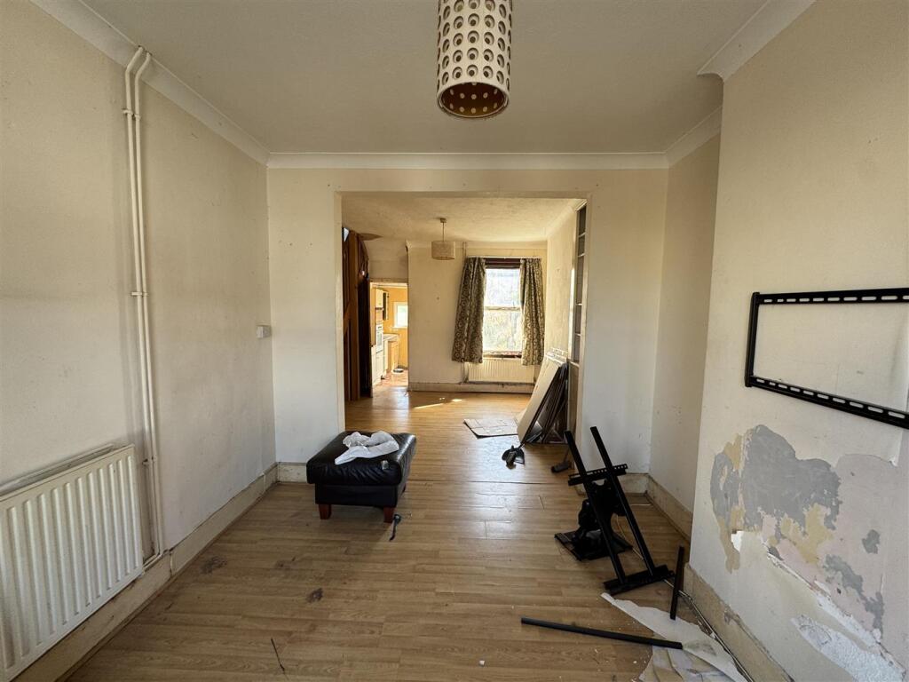 LOUNGE DINING ROOM