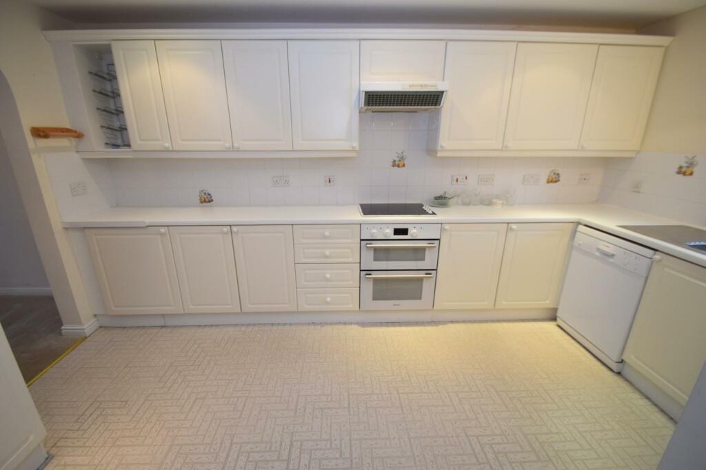 10 Madeira Way kitchen 2.JPG