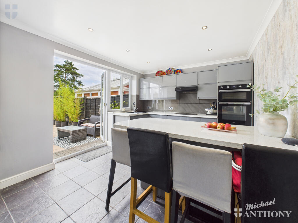 CAM03852G0-PR0328-STILL009