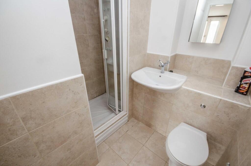 EN-SUITE SHOWER ROOM