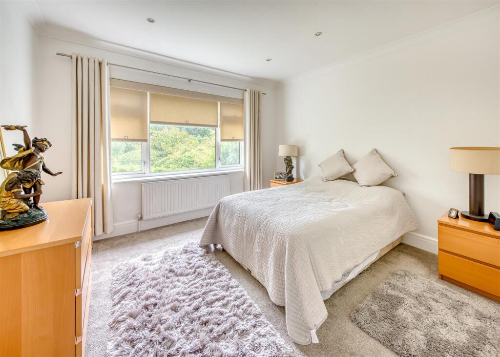 58 Perton Road-bed2.jpg