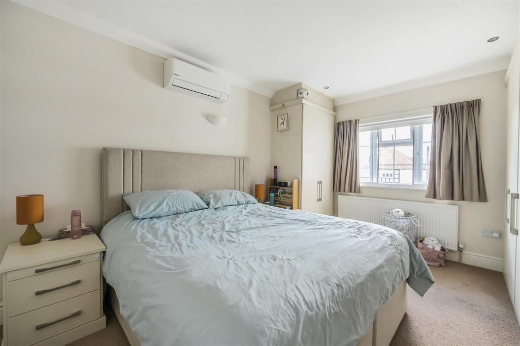 16 Craddocks main bedroom.jpg