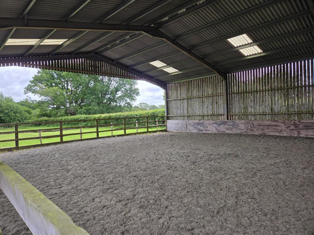 Lunging barn/area