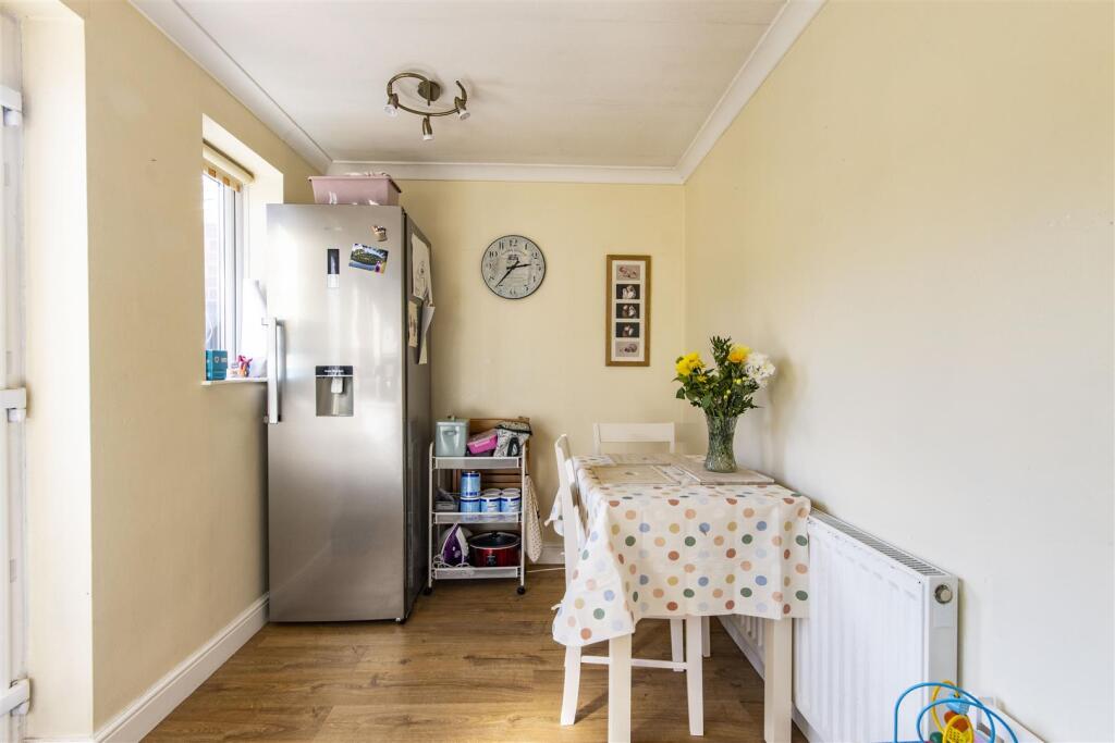 'L' Shaped Kitchen/Diner