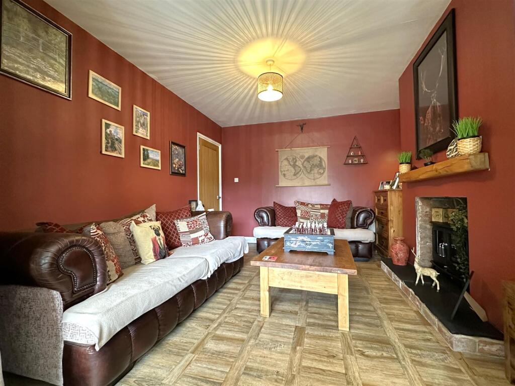 Sizeable Reception Room 472